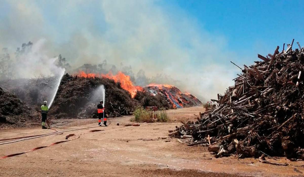 Bomberos en el primer día del incendio