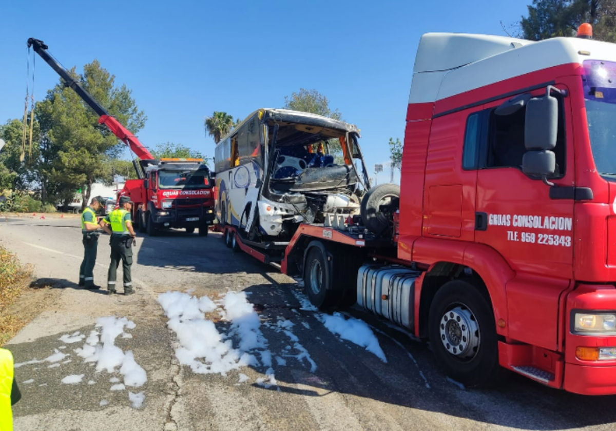 La grúa retirando el autobús siniestrado