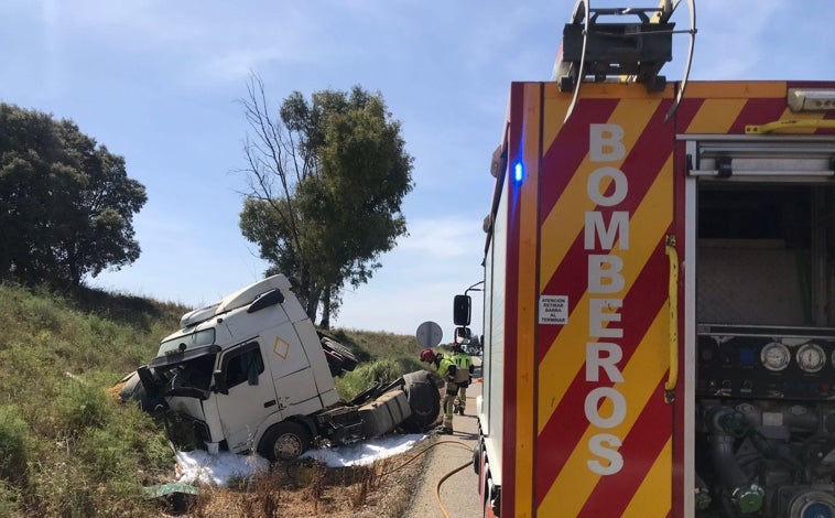 Imagen principal - Dos imágenes del accidente ocurrido en la A-484, en el término municipal de Almonte