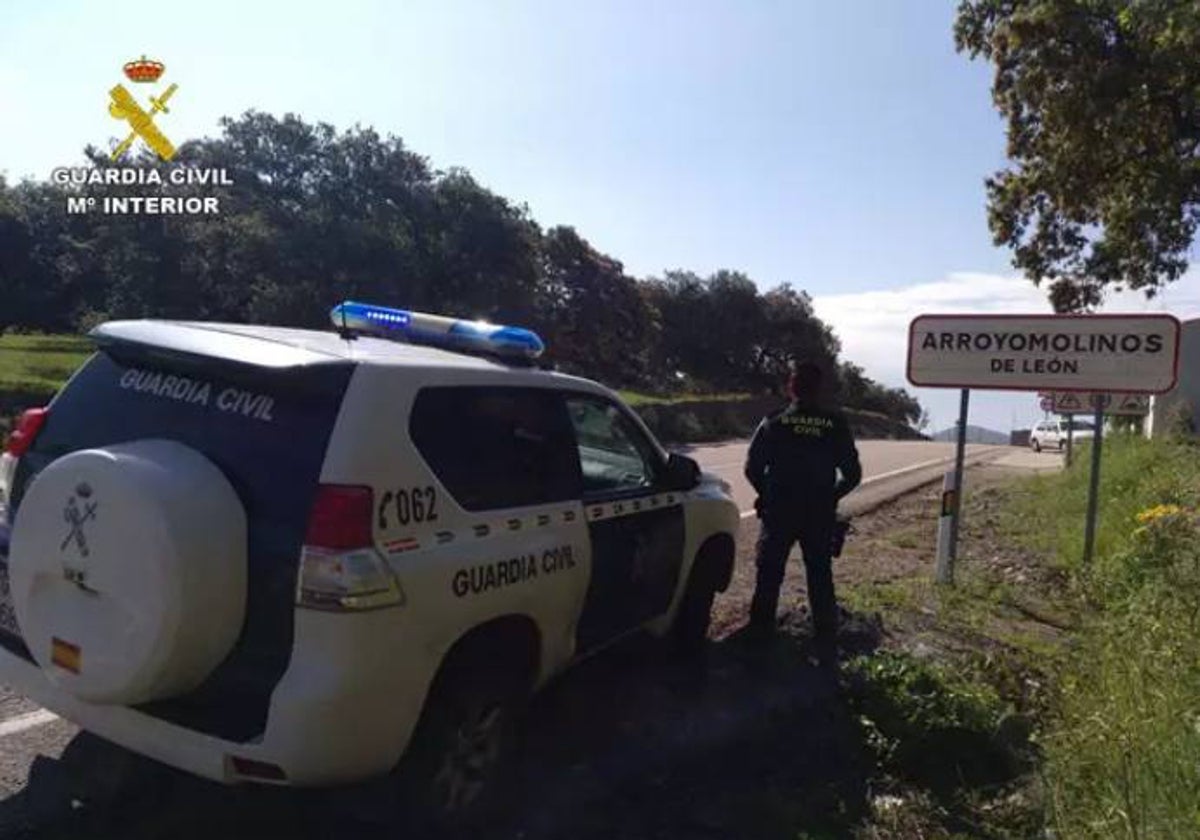 Agente y vehículo de la Guardia Civil en Arroyo Molinos de León, Huelva