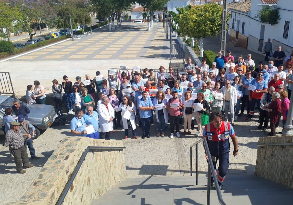 La concentración para condenar la agresión en El Cerro del Andévalo