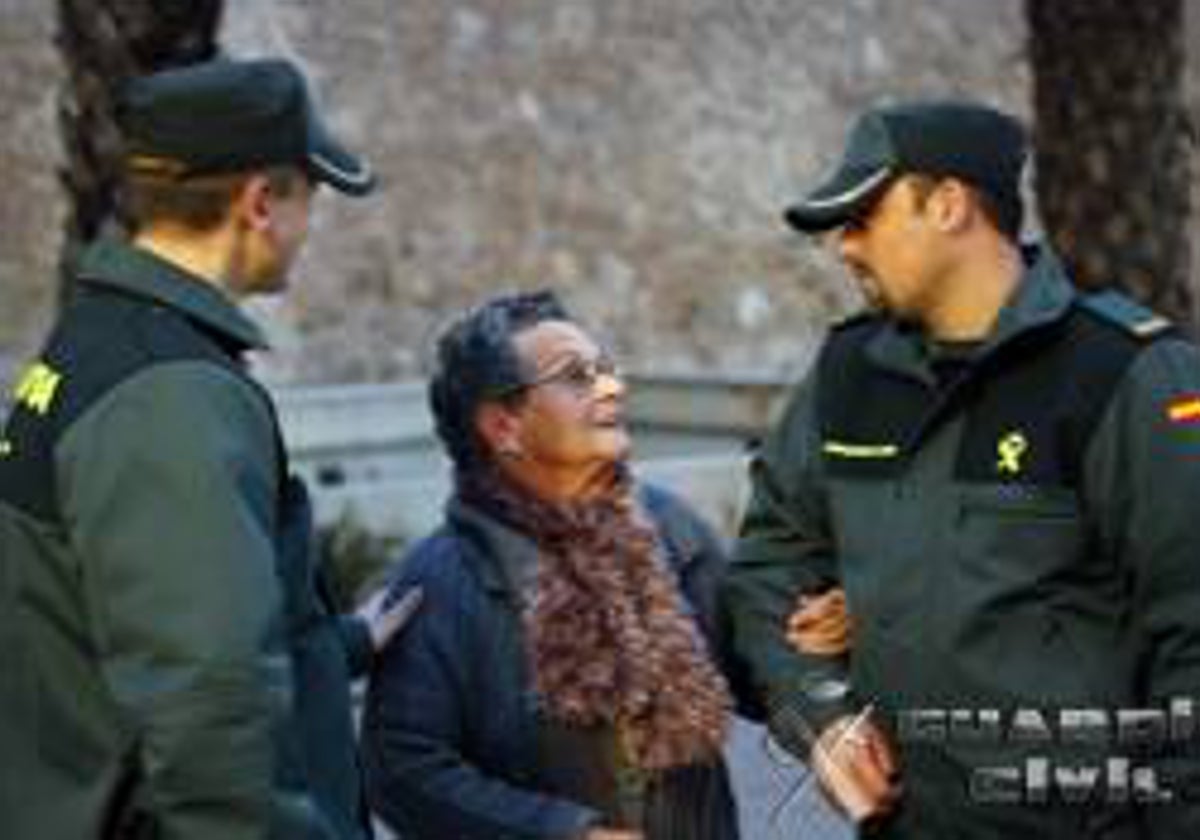 Anciana con dos agentes de la Guardia Civil