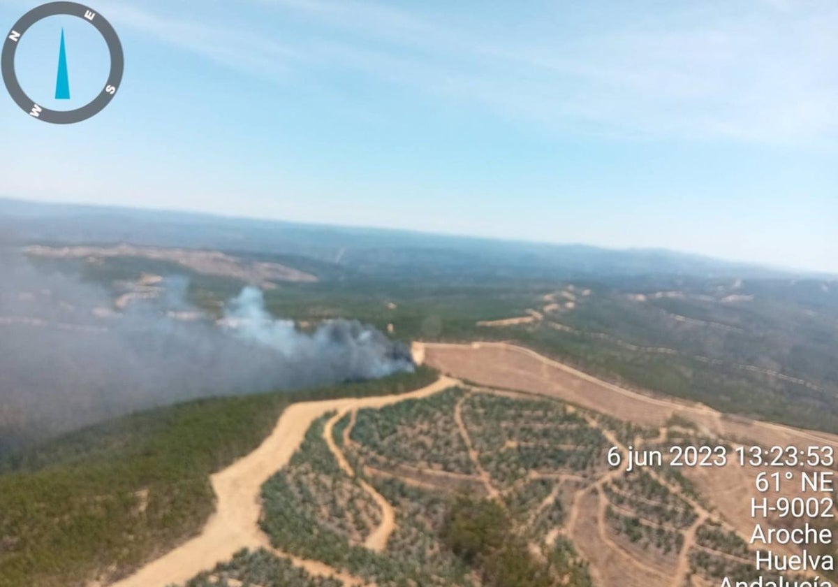 Bomberos trabajan para sofocar el incendio