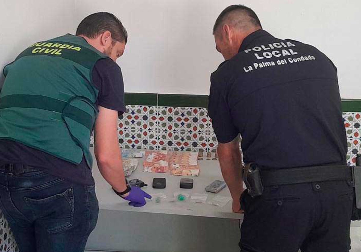 Un guardia civil y un municipal con el material intervenido