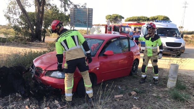 Dos heridos tras salirse un coche de la carretera de Mazagón