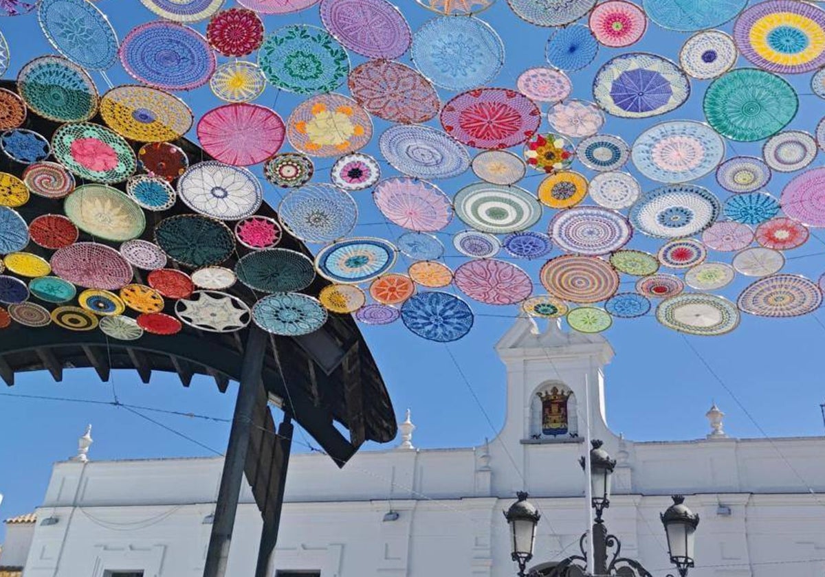Los aros de crochet en la Plaza Redonda de Cartaya