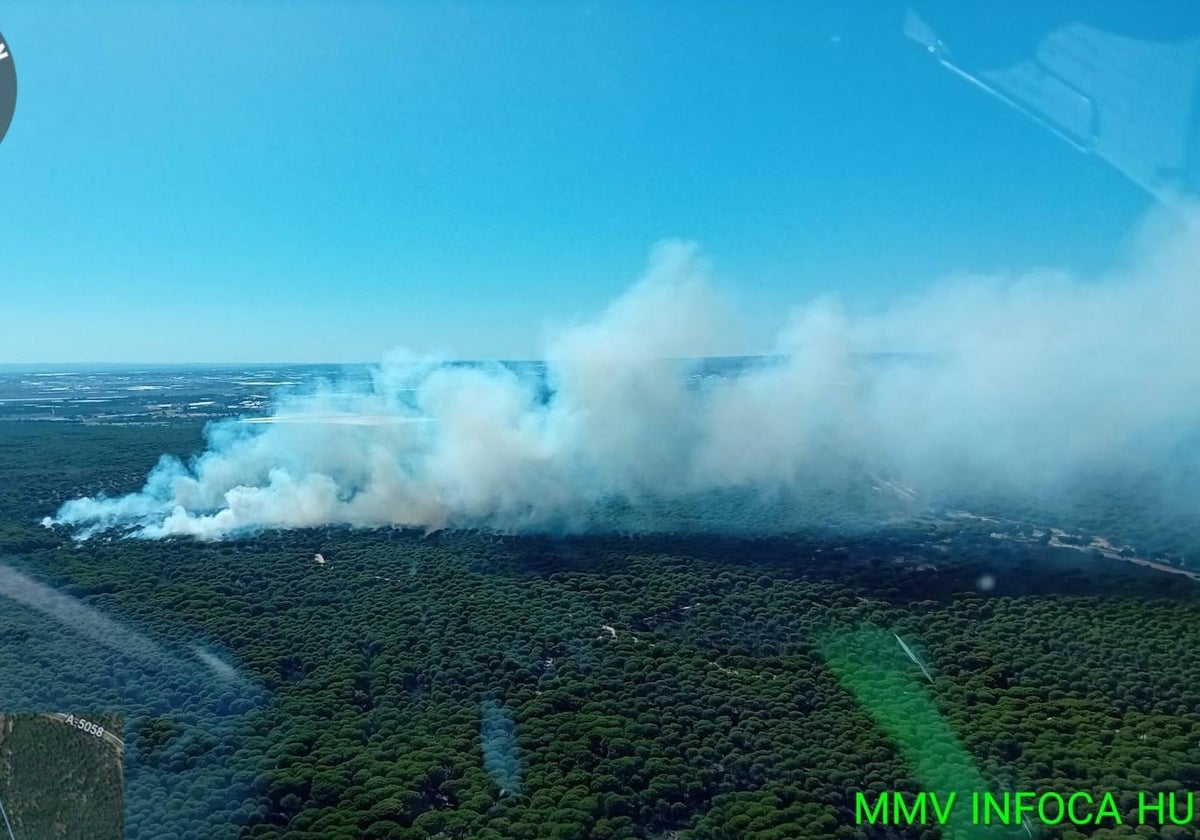 Vista aérea del incendio que está afectando a la zona de Malpica