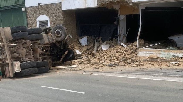 La hormigonera ha chocado con los bajos de un edifIcio