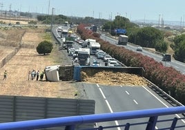 El vuelco de un camión deja un herido, retenciones en la A-49 y el corte total de la H-31 en sentido Huelva