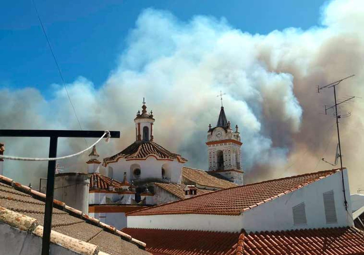 Con el fuego en la inmediaciones del casco urbano, se pudo ver el humo elevarse sobre el campanario de la iglesia de Bonares