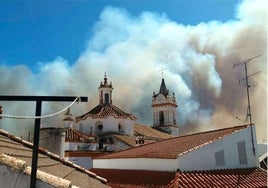 Más de 200 efectivos trabajarán esta noche para evitar que el incendio llegue a Bonares y Lucena
