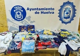 La Policía Local de Huelva persigue a un vendedor ambulante para requisarle las equipaciones de fútbol que llevaba
