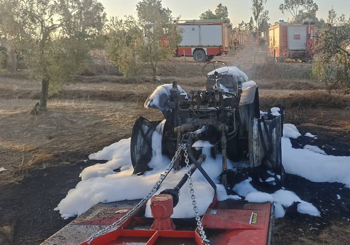 El tractor tras apagarse el incendio