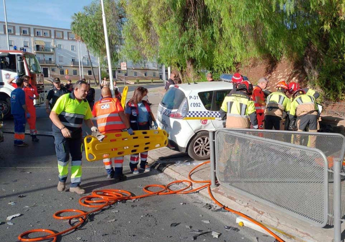 Bomberos y sanitarios atienden a los heridos en el siniestro