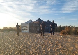Denuncian a una treintena de personas por acampada ilegal en la Flecha del Rompido
