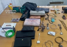 Detenida una mujer que se dedicaba a robar bolsos, maletas o gafas de sol del interior de los coches en Isla Cristina