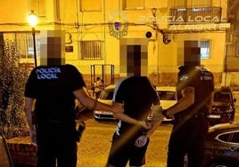Detienen a un hombre en Almonte por amenazar con puño americano a varios menores de edad a los que les robó varias cosas