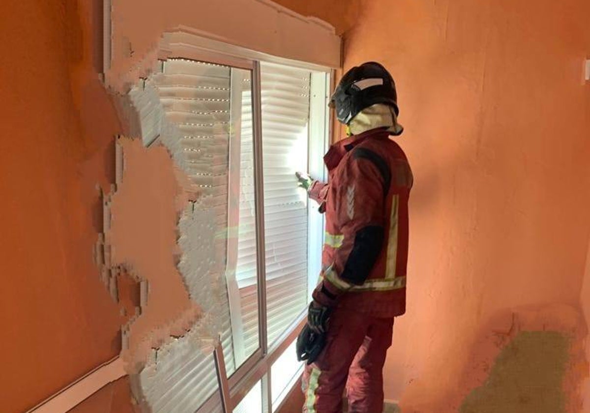 Uno de los bomberos del Consorcio Provincial examinando los daños en la vivienda