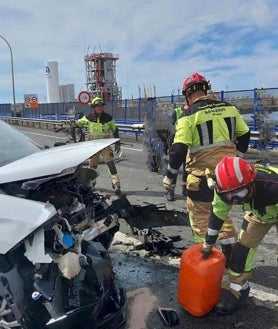 Imagen secundaria 2 - Arriba, una ambulancia junto a uno de los vehículos implicados. Abajo a la izquierda, bomberos y sanitarios con uno de los heridos. A la derecha, los bomberos aseguran la zona tras el accidente