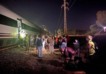 Los pasajeros del Alvia Madrid-Huelva se quedaron tirados en las vías hasta las tres de la madrugada a la altura de San Juan del Puerto