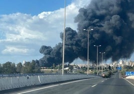 Un incendio en una nave de la calle Sabina Negral de Huelva moviliza a los bomberos y a la Policía Local y Nacional