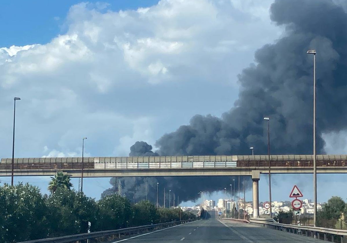 Vista de la columna de humo que provocó el incendio en Huelva