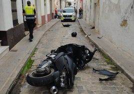 Identificado tras sufrir un aparatoso accidente con su moto en pleno casco urbano y dejarla tirada en medio de la calle