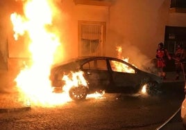 Dos coches ardiendo en una noche de Halloween en la que se registraron más de un centenar de incidencias