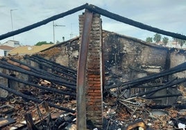 El fuego destruye una vivienda y un local en Valverde del Camino