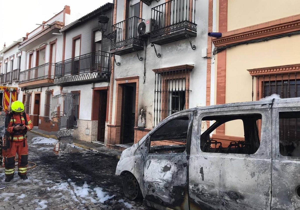 Estado en el que quedaron la furgoneta y las fachadas de sendas viviendas