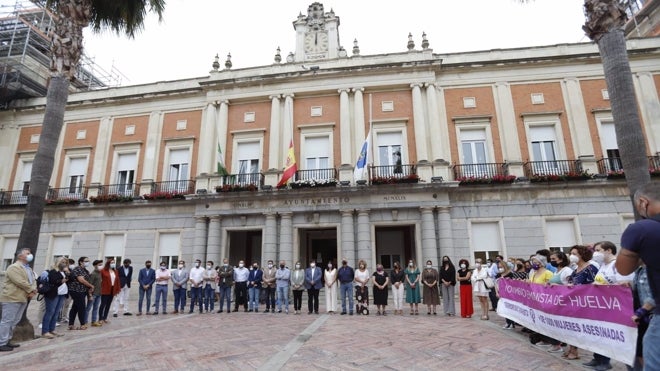 Minuto de silencio que se celebró a las puertas del Ayuntamiento de Huelva por Alicia Rodríguez