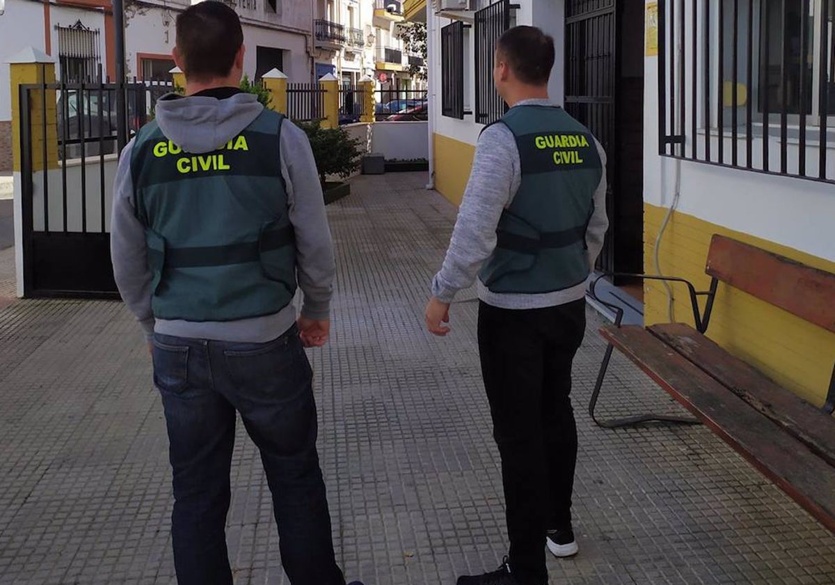 Dos agentes de la Guardia Civil de Isla Cristina