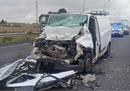 Trasladan al hospital a una persona que quedó atrapada tras la colisión de dos vehículos a la altura de San Juan del Puerto