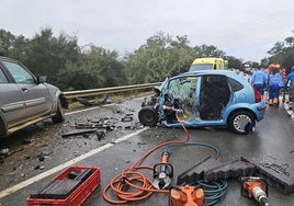 Los bomberos rescatan a una persona atrapada tras sufrir un aparatoso accidente a la altura de Cortegana