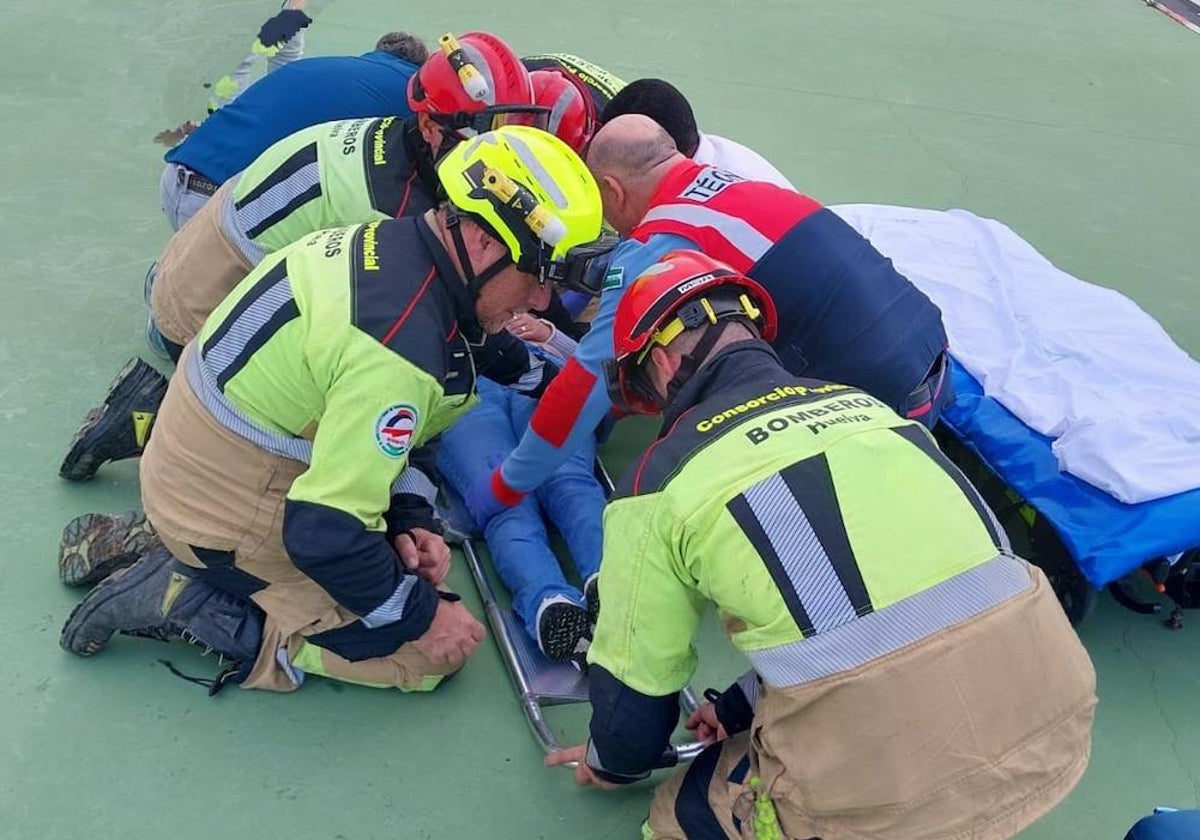 Los bomberos con uno de los heridos en un accidente este jueves