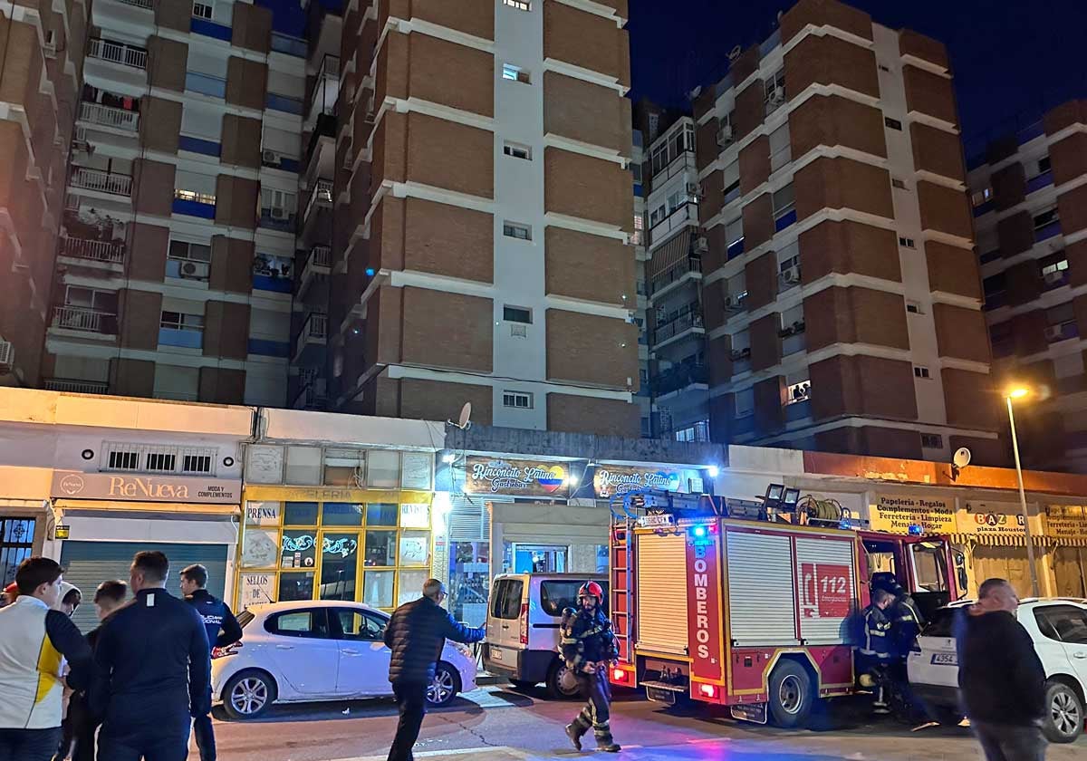 Intervención de los bomberos, este domingo, en la plaza Houston de la capital
