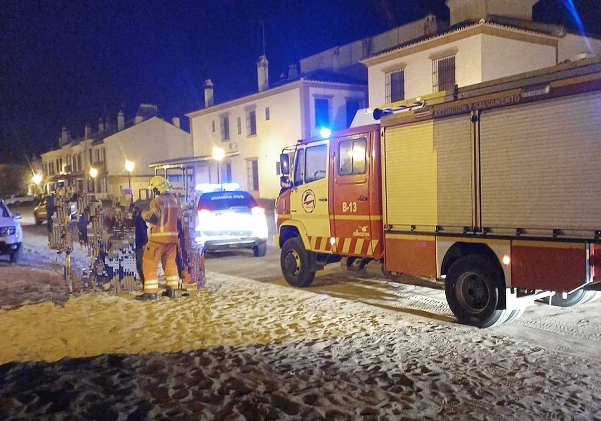 Los bomberos en una de sus intervenciones en El Rocío