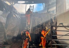 Un aparatoso incendio originado en un horno destruye una panificadora en Villalba del Alcor y daña a las viviendas colindantes