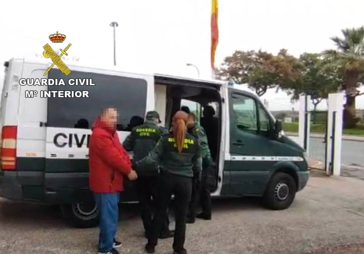 Uno de los dos acusados de robo a mayores, siendo detenido por la Guardia Civil