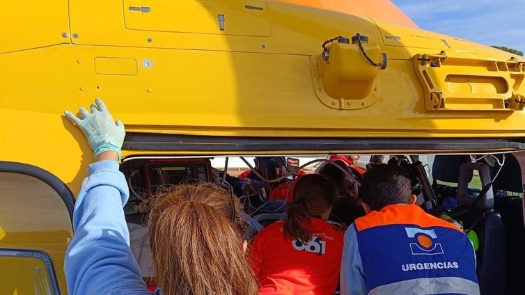 Trasladan en helicóptero a Sevilla a un trabajador que cayó desde 6 metros en Bonares