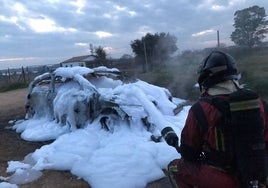 Los bomberos de Huelva cierran el año sofocando el incendio del antiguo Casino de Cortegana y de un vehículo en Almonte