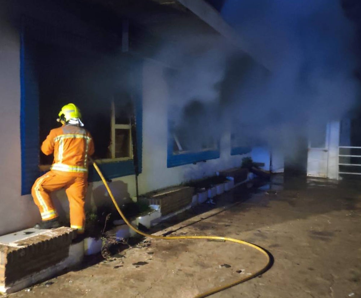 Los bomberos sofocando las llamas en el bar abandonado en Isla Cristina