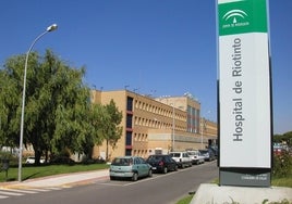 Dos ancianos acaban en el hospital de Riotinto tras ser rescatados de su vivienda en un incendio en Zalamea la Real