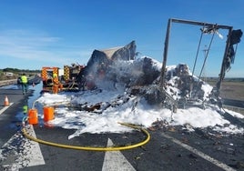 Un camión sale ardiendo en plena A-49