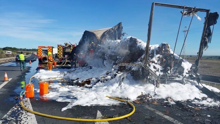 Un camión sale ardiendo en plena A-49
