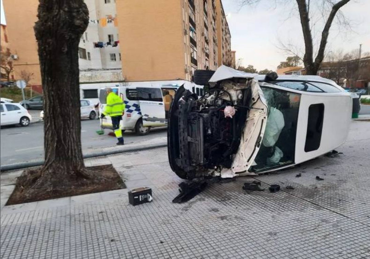 El vehículo volcado tras el accidente de esta mañana en la Avenida Diego Morón