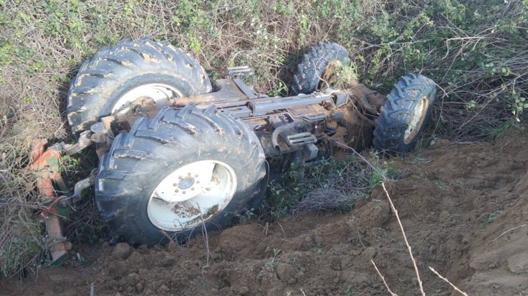 El tractor volcó y cayó a un arroyo