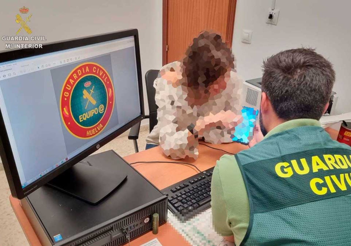Un agente atiende a una mujer en la comandancia
