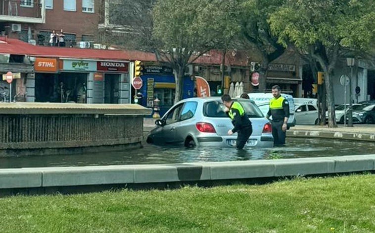 Imagen principal - Un vehículo fuera de control acaba dentro de la fuente de los bomberos y su conductor hospitalizado