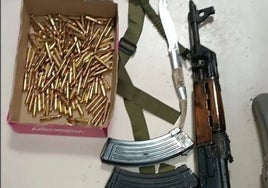 Abandona su coche con un fusil de asalto en su interior tras ser perseguido por la Policía Local de Huelva